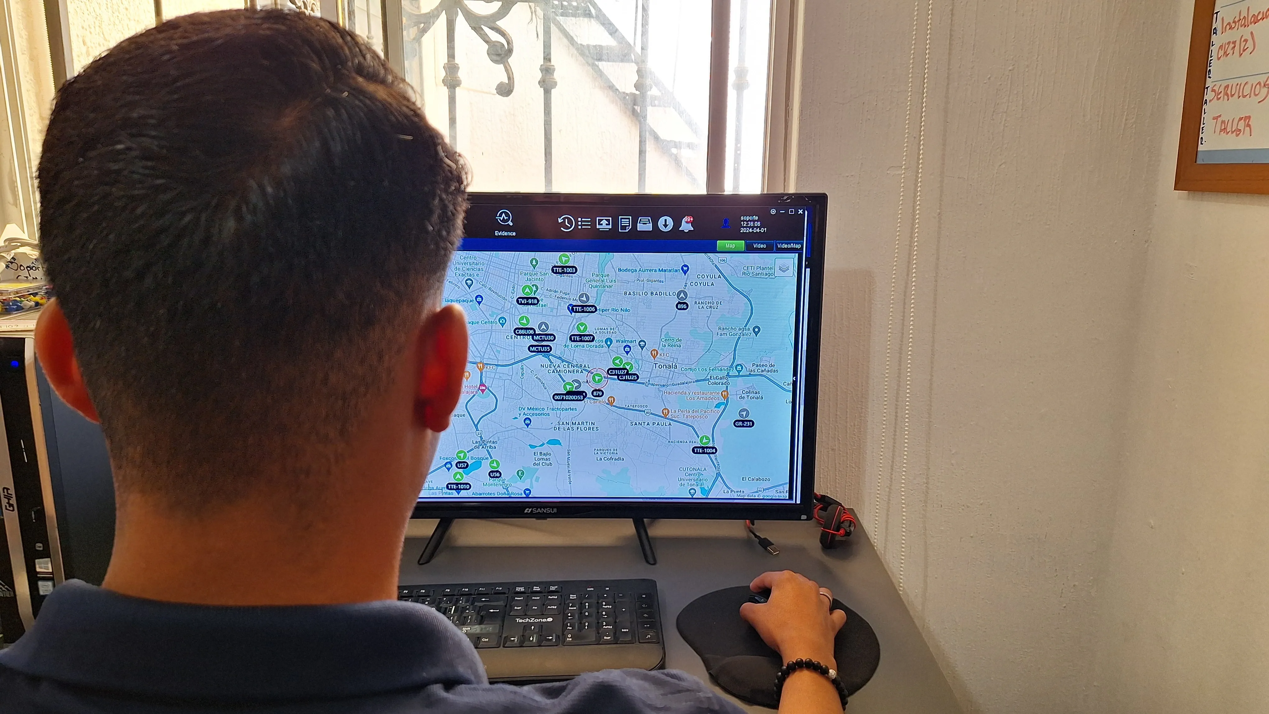 Integrante del equipo de soporte revisando la ubicación de unidades en la plataforma GPS